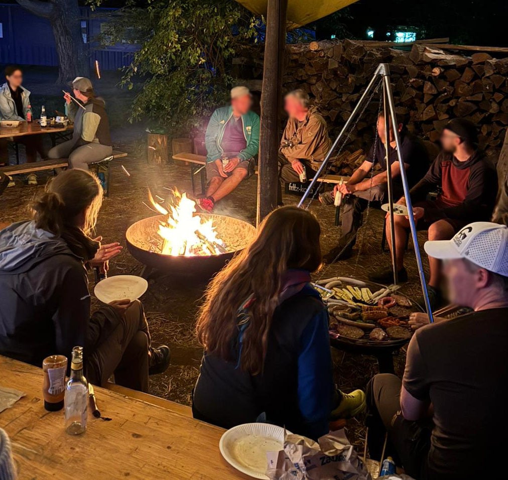 Zusammensitzen am Lagerfeuer bei dern Fernwandertagen